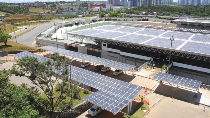 Foto aérea das placas solares do Estádio de Pituaçu
