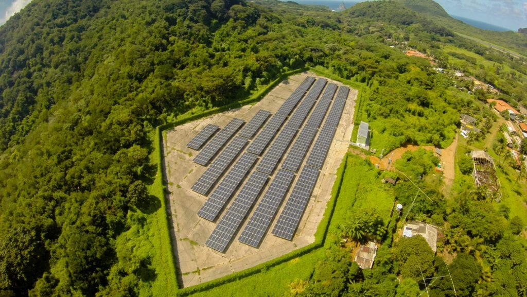 Vista aérea do paineis solares do Centro Aulas de Energia na Usina Solar NORONHA II.