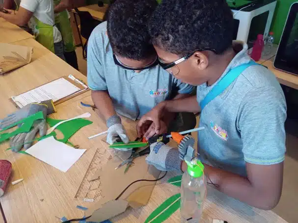 Os estudantes são desafiados em atividades no Espaço Maker